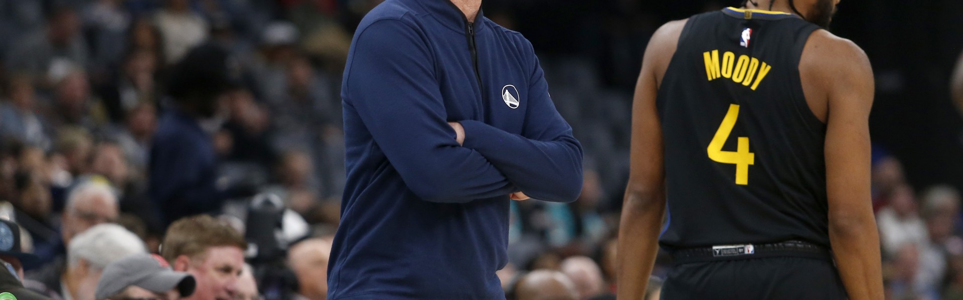 科尔谈穆迪拄拐现身主场：见到他回来非常开心 大伙儿也很兴奋