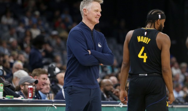 科尔谈穆迪拄拐现身主场：见到他回来非常开心 大伙儿也很兴奋