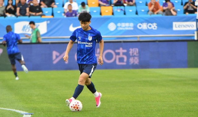 开云-大连英博中超赛前热身图片，斯坦丘+毛伟杰等身穿深蓝色球衣亮眼|马莱|大连读行足球俱乐部|尼古拉·斯坦丘|中超联赛|李国旭_新浪体育_新浪新闻