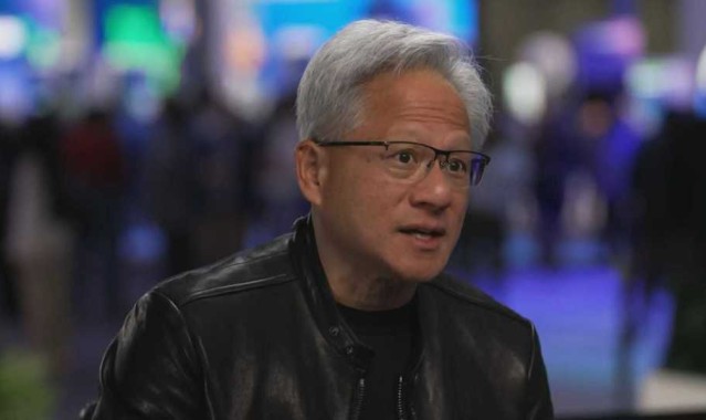 特朗普电话急召：黄仁勋飞往阿拉斯加追上总统专机