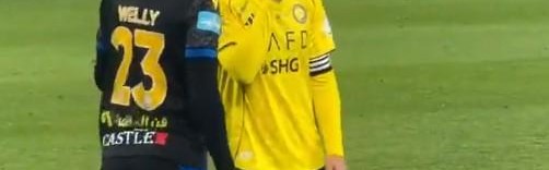 开云-C罗和布赖代球员禁区内互动，C罗用手势示意对手“少说多做”