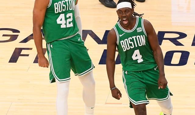 开云官方平台-带病出战完成致命抢断 霍勒迪化身步行者后卫噩梦